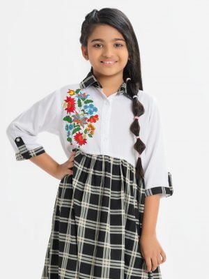 Kid girls A-line tunic in half-body in viscose and below half in georgette fabric. Three-quarter roll-up sleeves and classic collar with buttons placket.