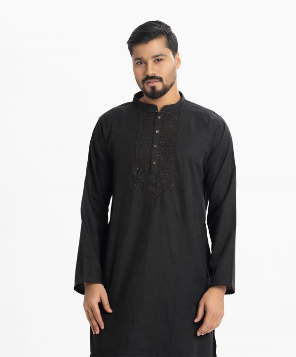 Men's premium panjabi in jacquard fabric. Mandarin collar, inseam pockets, karchupi and button fastening at the front.