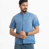 Men's short-sleeve casual shirt in ramie cotton fabric. Stand collar and short sleeves. Button fastening at the front.