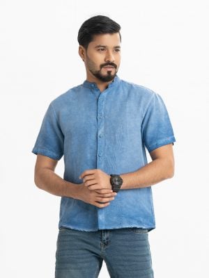 Men's short-sleeve casual shirt in ramie cotton fabric. Stand collar and short sleeves. Button fastening at the front.