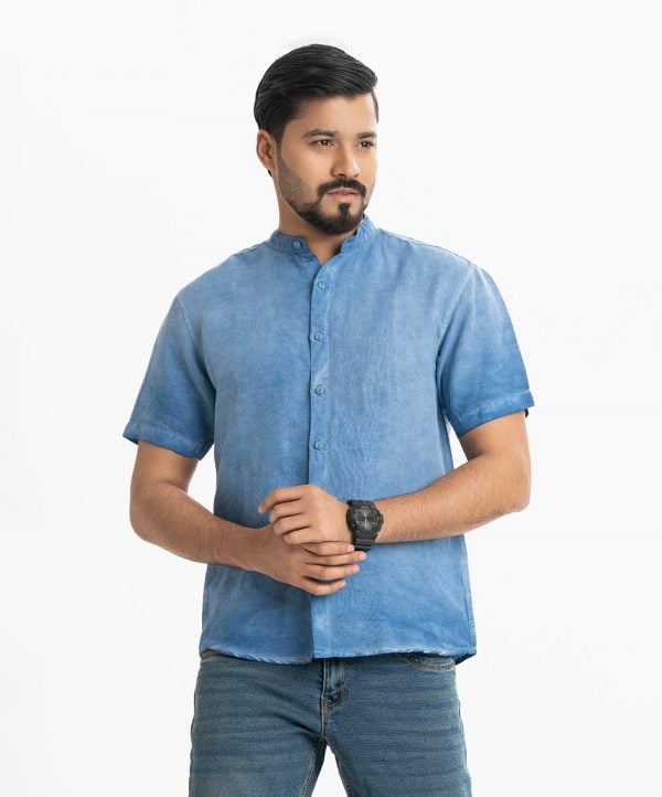Men's short-sleeve casual shirt in ramie cotton fabric. Stand collar and short sleeves. Button fastening at the front.