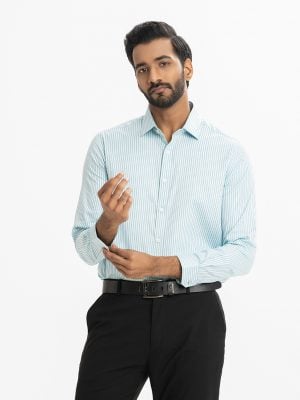 Men's long-sleeved formal shirt in cotton stripe fabric. Classic collar and button fastening at the front.