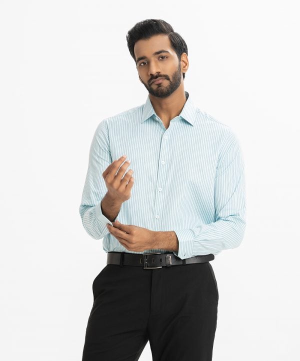 Men's long-sleeved formal shirt in cotton stripe fabric. Classic collar and button fastening at the front.