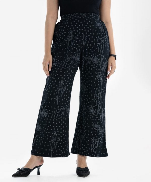 Women's printed casual style palazzo in viscose fabric. Concealed elasticated waistline.