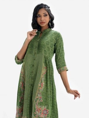 Printed A-line tunic in crepe fabric. Mandarin collar, three-quarter Sleeve. Line stitching at the front.