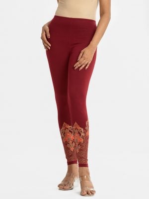 Women's printed leggings in cotton knit fabric. Concealed elasticated on the waistline.