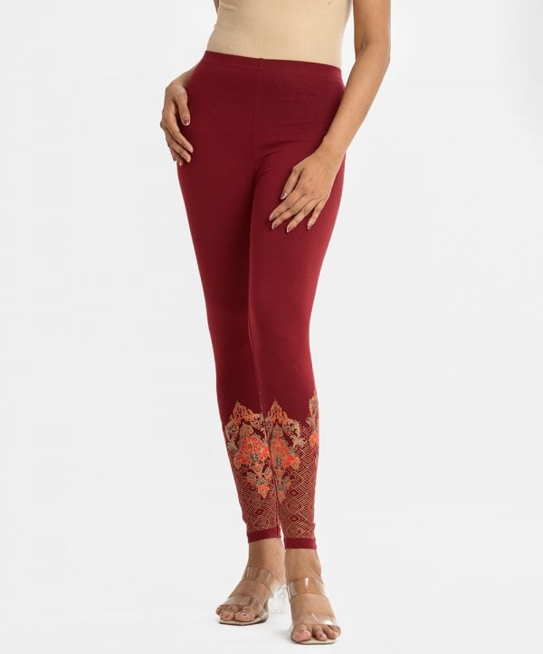 Women's printed leggings in cotton knit fabric. Concealed elasticated on the waistline.