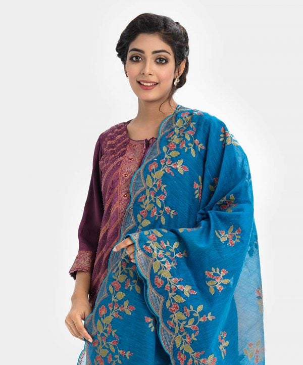 Women's printed dupatta in half silk fabric. frill trim and fringe trim at the side.