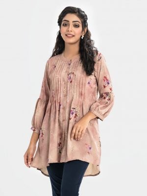 Printed A-line tunic in satin fabric. Stand collar, lantern sleeved. Button fastening and two side pockets. High low hem.