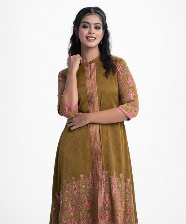 Printed A-line tunic in Joom fabric. Stand collar with the patch at front, karchupi with three-quarter sleeves and hemline.