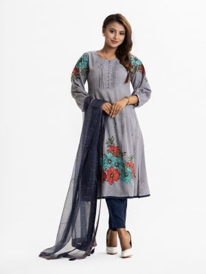 Floral printed A-line salwar kameez from Nargisus by Le Reve in georgette fabric. Round neck with frill, bishop-sleeved. Box pleated at the waistline. Embroidery and karchupi at the sleeve and hem. complemented Muslin dupatta with patch and tassel tie. Crepe culotte pant.