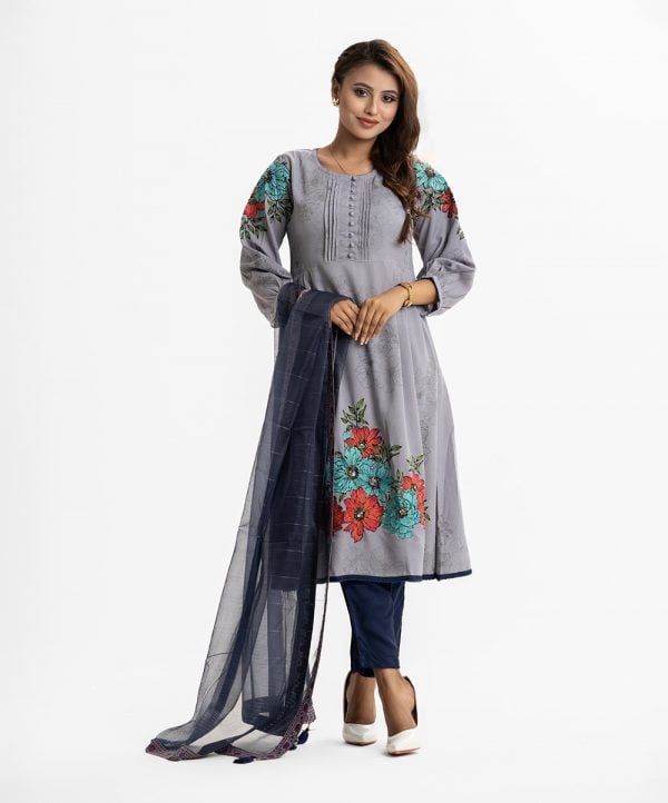 Floral printed A-line salwar kameez from Nargisus by Le Reve in georgette fabric. Round neck with frill, bishop-sleeved. Box pleated at the waistline. Embroidery and karchupi at the sleeve and hem. complemented Muslin dupatta with patch and tassel tie. Crepe culotte pant.