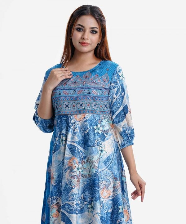 Printed A-line tunic in georgette fabric. Round Neck, three-quarter sleeved. Karchupi at the front.