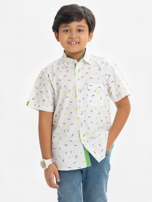 Kid boys short-sleeved casual shirt in printed cotton fabric. Classic collar, button fastening and a chest pocket.
