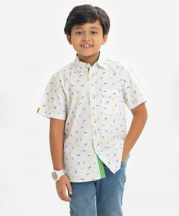 Kid boys short-sleeved casual shirt in printed cotton fabric. Classic collar, button fastening and a chest pocket.