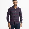 Men's printed long-sleeved business casual shirt in jacquard fabric. Classic collar, button fastening at the front and adjustable metal buttons at the cuffs.