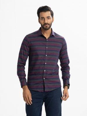 Men's printed long-sleeved business casual shirt in jacquard fabric. Classic collar, button fastening at the front and adjustable metal buttons at the cuffs.