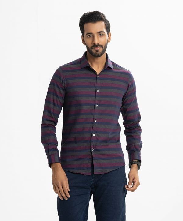 Men's printed long-sleeved business casual shirt in jacquard fabric. Classic collar, button fastening at the front and adjustable metal buttons at the cuffs.