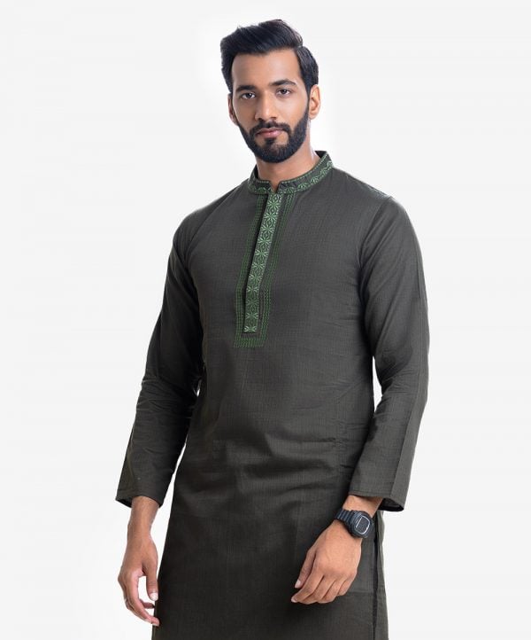 Men's semi fit panjabi in cotton fabric. Mandarin collar with hidden buttons placket. Embroidery at front.