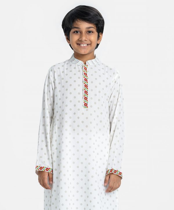 Kid boys printed panjabi in viscose fabric. Line stitching at the mandarin collar, patchwork placket and full sleeves hem.