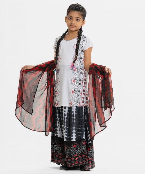 Kid girls ghagra choli in viscose fabric. Round neck, short--sleeve, and karchupi at the top front. Completed with tie-dye A-line skirt with patch at the hemline and tie-dye dupatta.