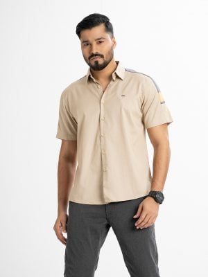 Men's short sleeve casual shirt in printed Twill Viscose fabric. Classic collar, button fastening at the front.