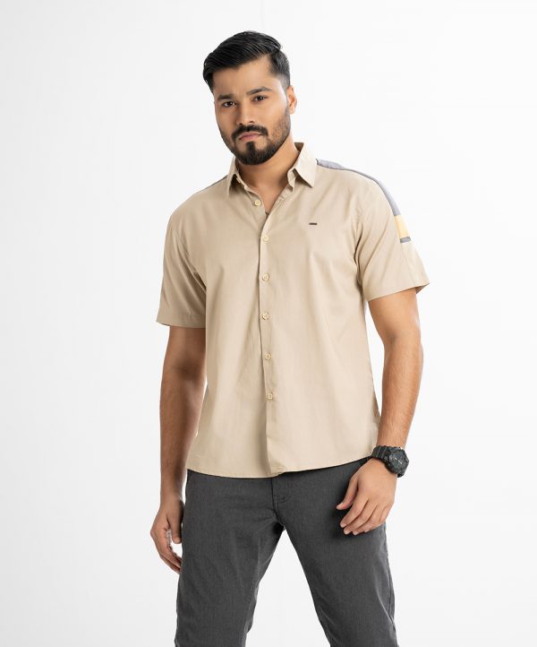 Men's short sleeve casual shirt in printed Twill Viscose fabric. Classic collar, button fastening at the front.