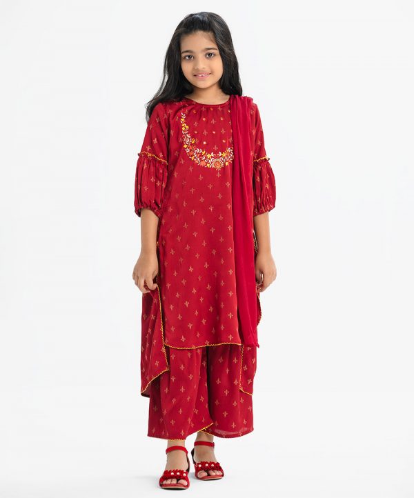 Kids girls salwar kameez in crepe fabric. Round neck, lantern sleeved. High low hem and karchupi at the front kameez. Sharara pant and chiffon dupatta