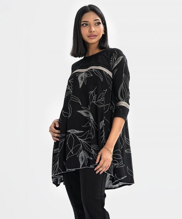 Women's tent-style tunic in blended cotton fabric. Round neck, three quarter sleeves. Chikankari patch at the front and sleeves.
