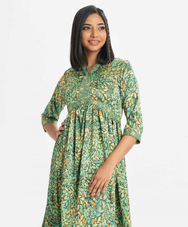 Printed tent style tunic in georgette fabric. Stand collar, three-quarter sleeved and attached patch at the front.