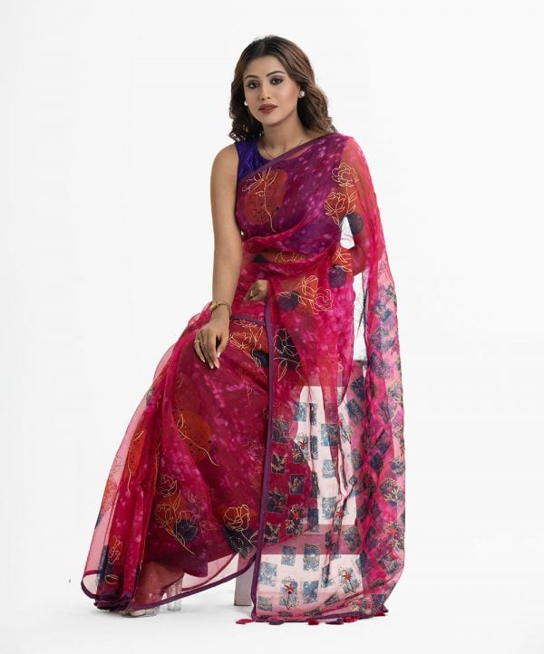Women's printed exclusive saree in muslin fabric with beautiful tassels.