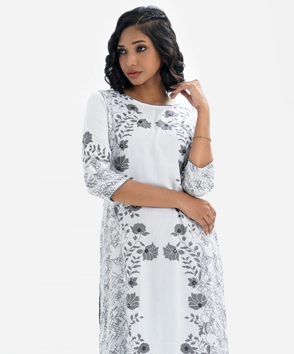 Printed straight kameez in viscose fabric. Boat neck, three-quarter sleeved. embroidery at the at front part.