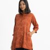 Printed lady's shirt in crepe fabric. Classic collar, bishop-sleeved and button fastening at the front.
