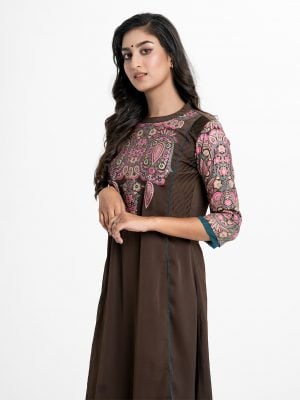 Women's A-line tunic in zoom fabric. Round neck, three-quarter sleeved. Karchupi at the front and attached patch at the hemline.