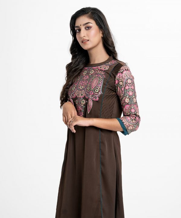 Women's A-line tunic in zoom fabric. Round neck, three-quarter sleeved. Karchupi at the front and attached patch at the hemline.