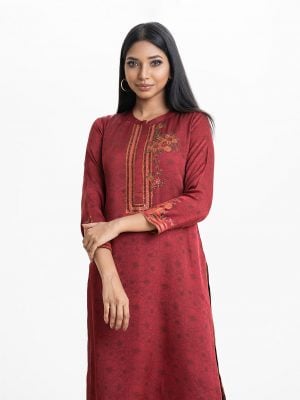 Floral printed straight kameez in crepe fabric. Stand collar, full sleeves. Karchupi at the front.