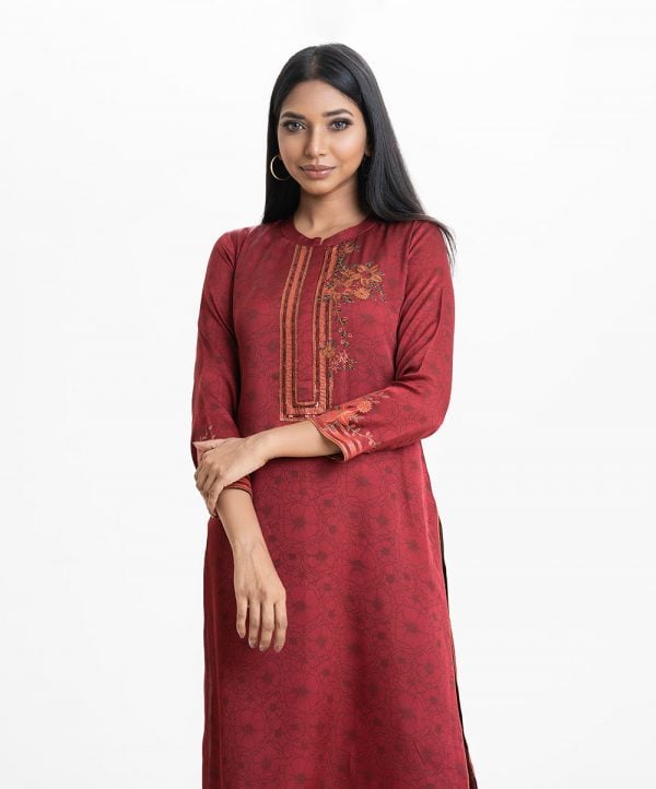 Floral printed straight kameez in crepe fabric. Stand collar, full sleeves. Karchupi at the front.