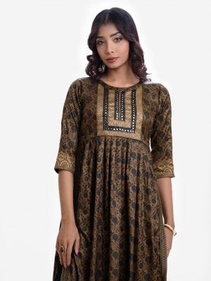 Women's A-line long tunic in floral printed georgette fabric. Mock neck, three-quarter sleeves. Patchwork with karchupi at placket.