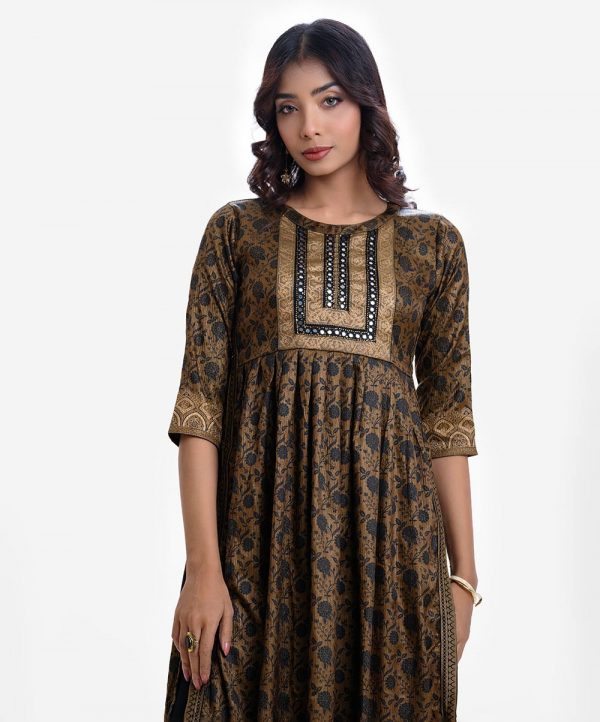 Women's A-line long tunic in floral printed georgette fabric. Mock neck, three-quarter sleeves. Patchwork with karchupi at placket.