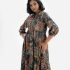 Women's flared style tunic in floral printed georgette fabric. High neck, three-quarter sleeves. Patchwork at collar and hemline.