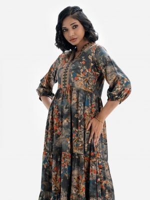 Women's flared style tunic in floral printed georgette fabric. High neck, three-quarter sleeves. Patchwork at collar and hemline.