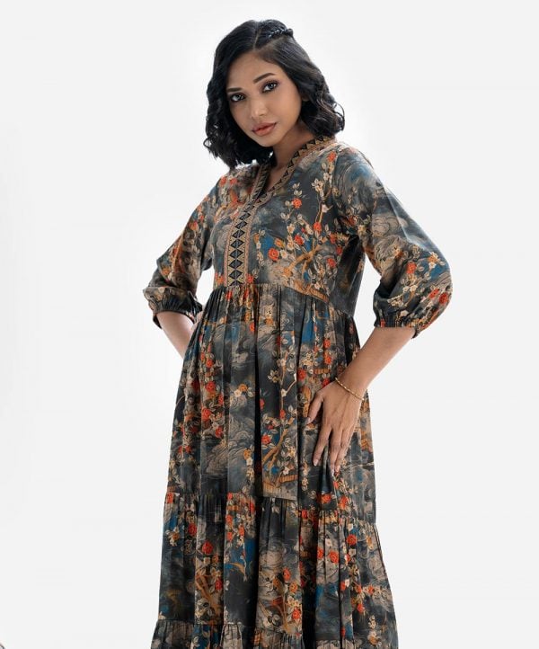 Women's flared style tunic in floral printed georgette fabric. High neck, three-quarter sleeves. Patchwork at collar and hemline.
