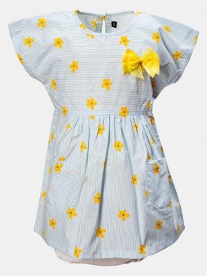 Short sleeve tent-style newborn baby girls frock in cotton fabric. All-over floral printed and round neck and attached ribbon bow at the front side. Completed with baby pants.