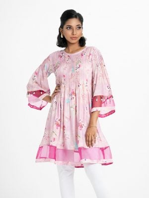 Printed A-line tunic in Blended Cotton fabric. Bell-sleeved with tassel, round neck. Tissue fabric attached at the hemline and sleeves.