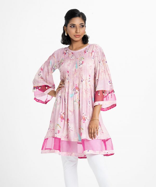 Printed A-line tunic in Blended Cotton fabric. Bell-sleeved with tassel, round neck. Tissue fabric attached at the hemline and sleeves.
