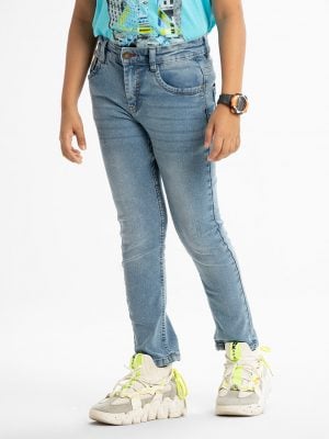 Kid boys pant in denim fabric. Five pockets and a zipper fly with a metal button.