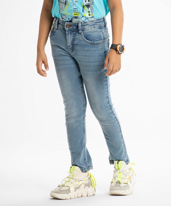 Kid boys pant in denim fabric. Five pockets and a zipper fly with a metal button.