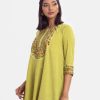 Floral printed tent-style tunic in joom fabric. Round neck, three-quarter sleeved and karchupi at the top front.