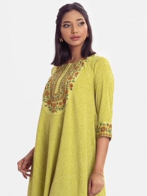 Floral printed tent-style tunic in joom fabric. Round neck, three-quarter sleeved and karchupi at the top front.