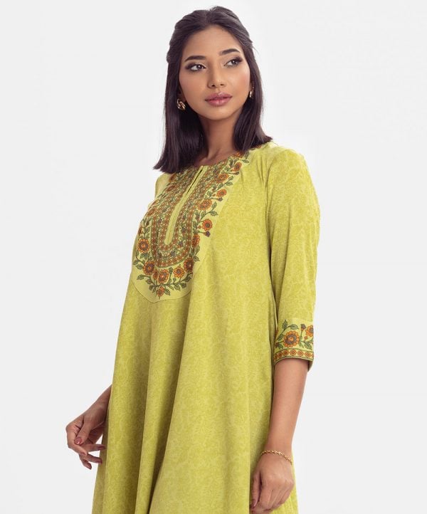 Floral printed tent-style tunic in joom fabric. Round neck, three-quarter sleeved and karchupi at the top front.